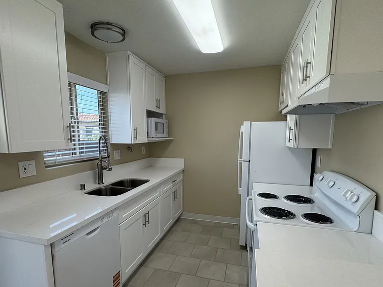 Portofino Apartments — Photo 21