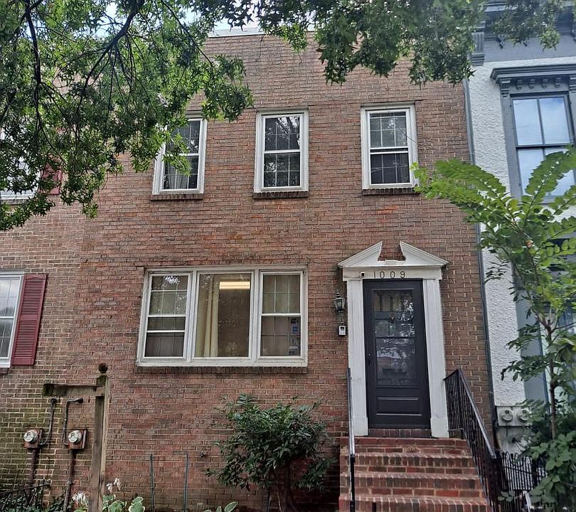 1st image of 1009 E St SE