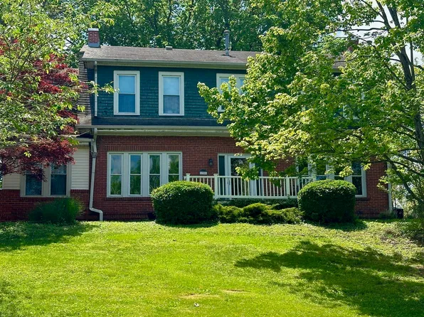 1701 Crestmont Dr, Huntington, WV 25701