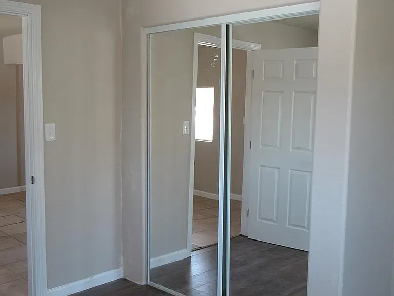2329 Nelson St — Photo 4