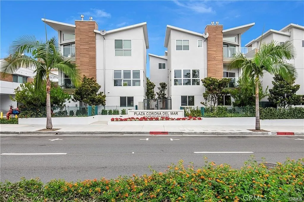 3 bed, 2.5 bath, 2050 sqft, $9,500 — Photo 1