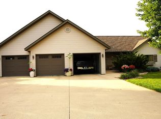 152 10th Street Cir NE, Sioux Center, IA 51250