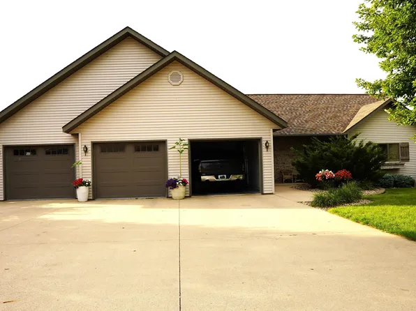 152 10th Street Cir NE, Sioux Center, IA 51250