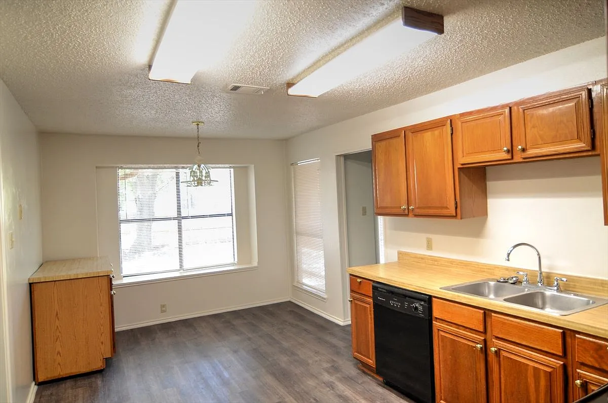 3 bed, 2.0 bath, 1530 sqft, $1,950 — Photo 4