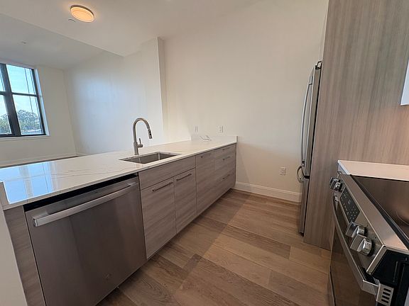 3rd image of 1077 Commonwealth Ave #500