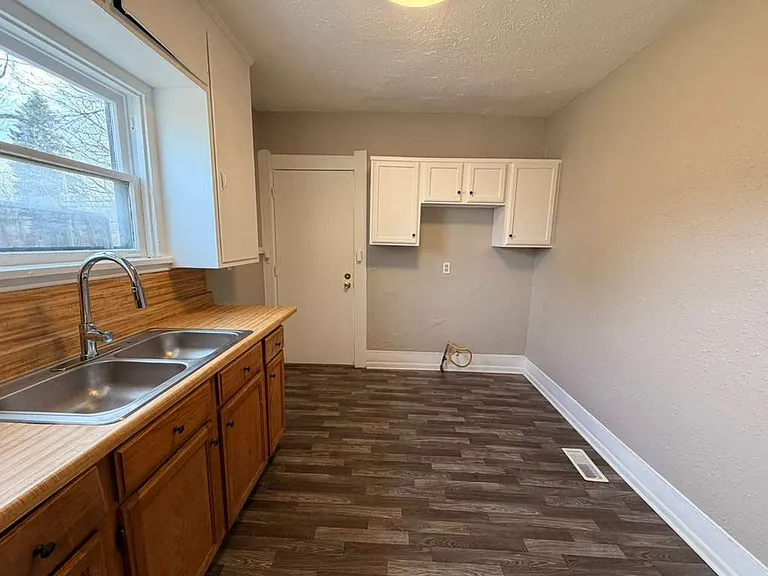 1063 Norwood Ave #1 — Photo 6