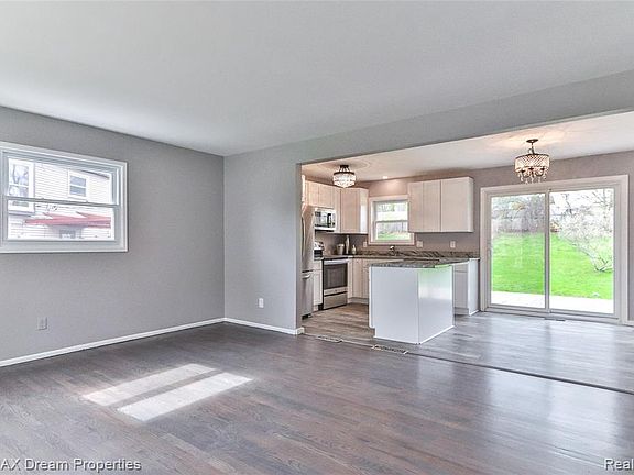 4th image of 8 Bristol Ct