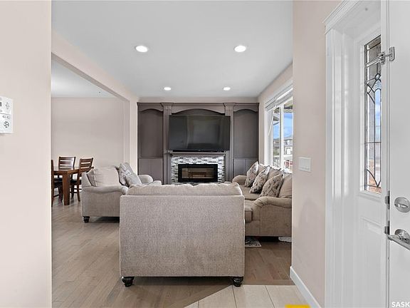 5th image of 526 Maple CRESCENT
