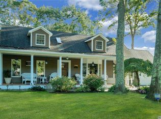 40 Bayou Ct, Holtsville, NY 11742