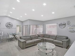 9820 NW 2nd St, Plantation, FL 33324