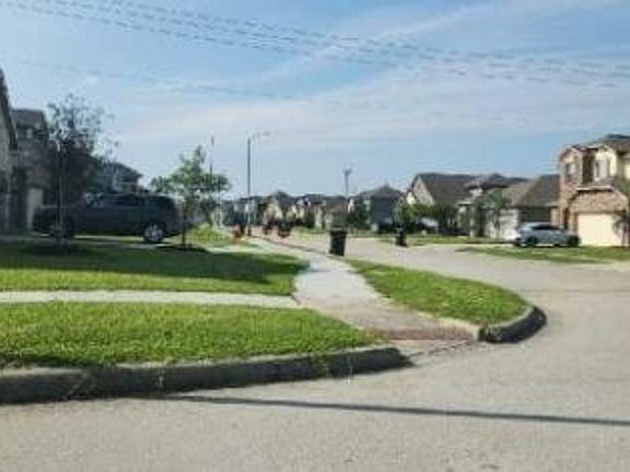 Exterior Neighborhood (street photo)
