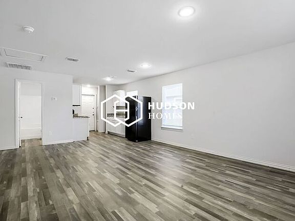 5th image of 621 W Sabine St