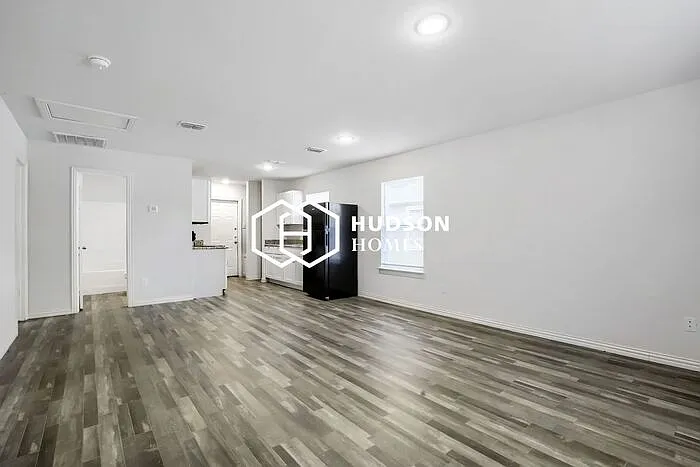 621 W Sabine St — Photo 5