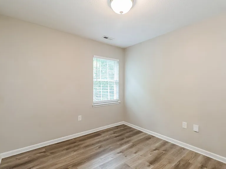 142 Hampshire Dr — Photo 14