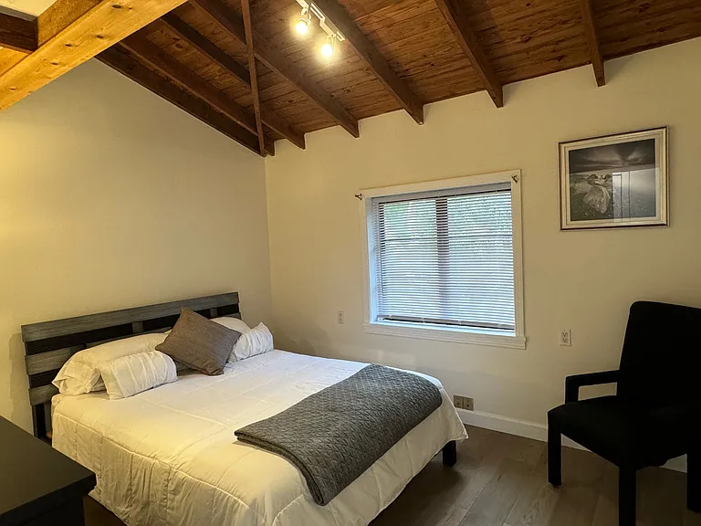 Contempo 2nd Bed w/ Queen Bed & lots of closets + lofted storage space.