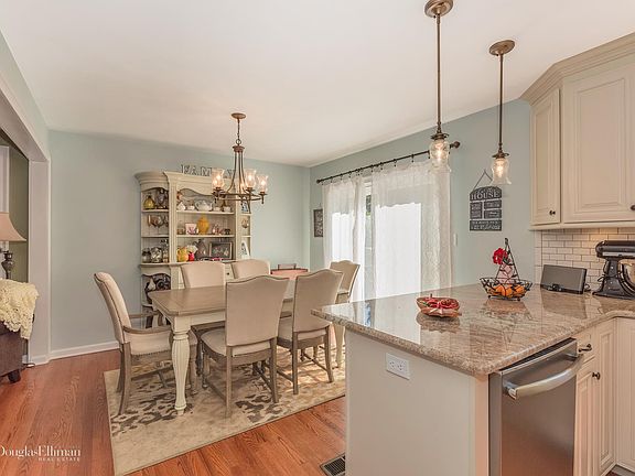 5th image of 20 Surrey Ln