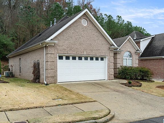 3rd image of 829 Castlemaine Dr