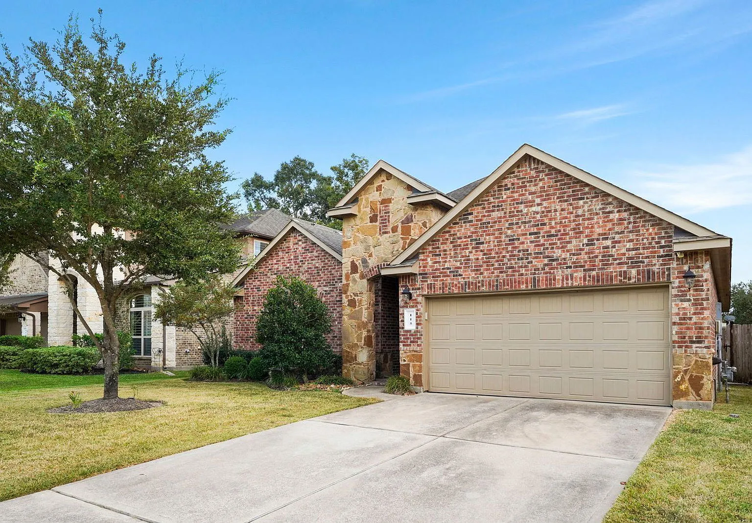 3 bed, 2.0 bath, 2464 sqft, $2,300 — Photo 2