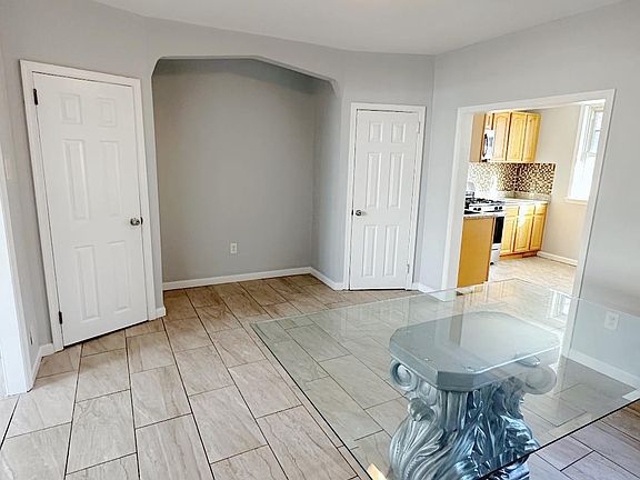 5th image of 4721 Sheffield Ave