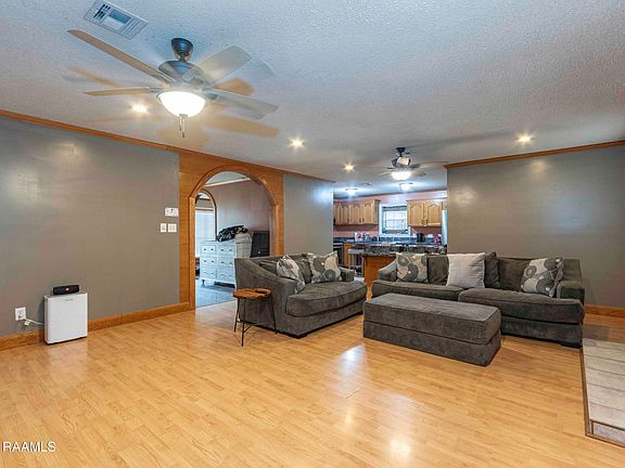 3rd image of 207 Sparrow St