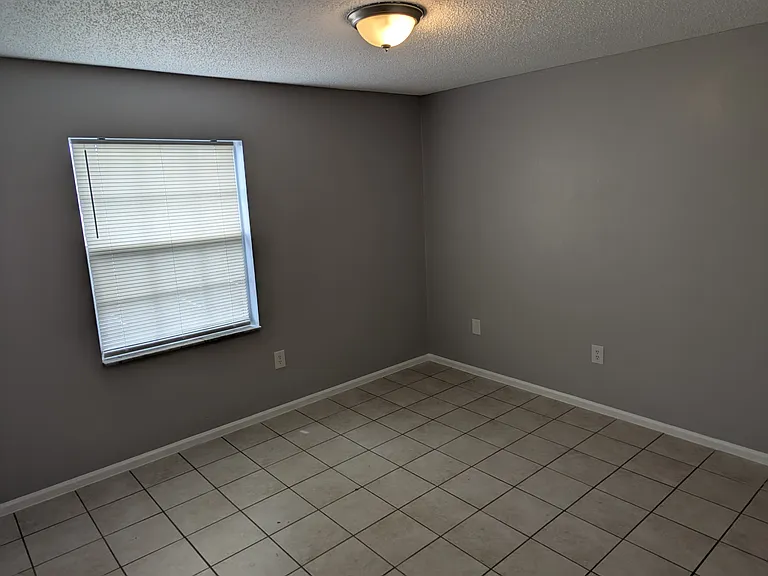 1920 E Edgewood Dr E — Photo 12