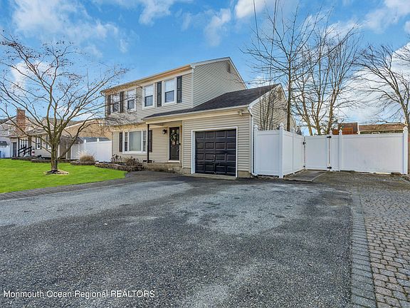 2nd image of 1325 Bay Avenue