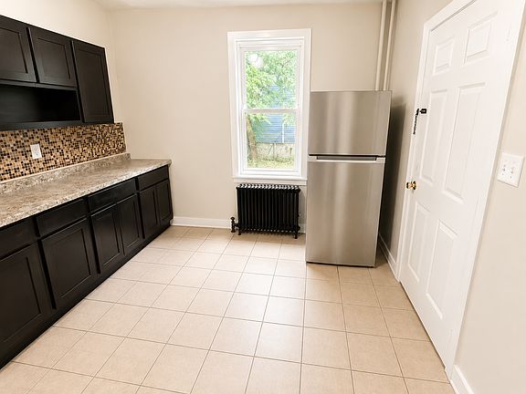 2nd image of 454 4th Ave W Floor 1