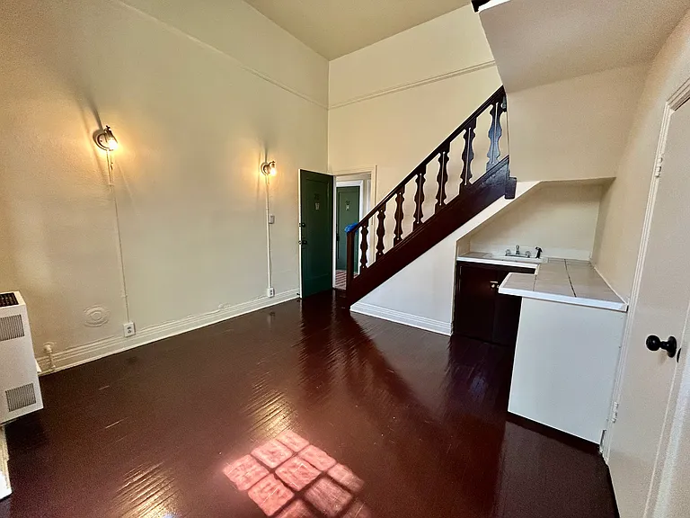 2122 Vista Del Mar Ave #28 — Photo 3