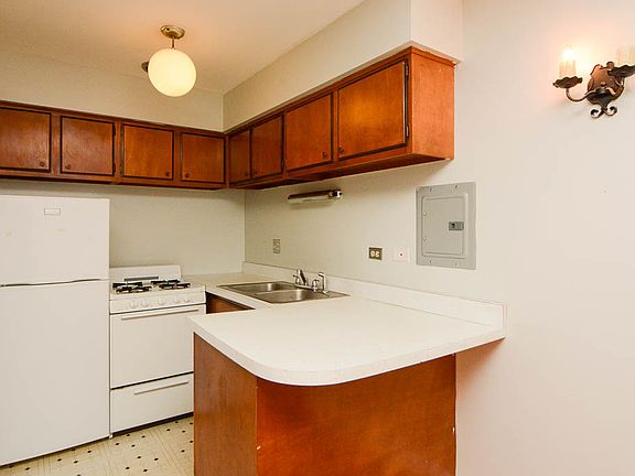 3rd image of 660 W Wrightwood Ave #409