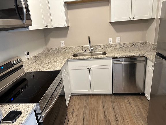 5th image of 580 Dorothy St