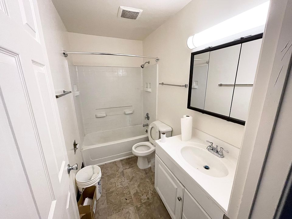 2nd image of 1000 Broadway St #3