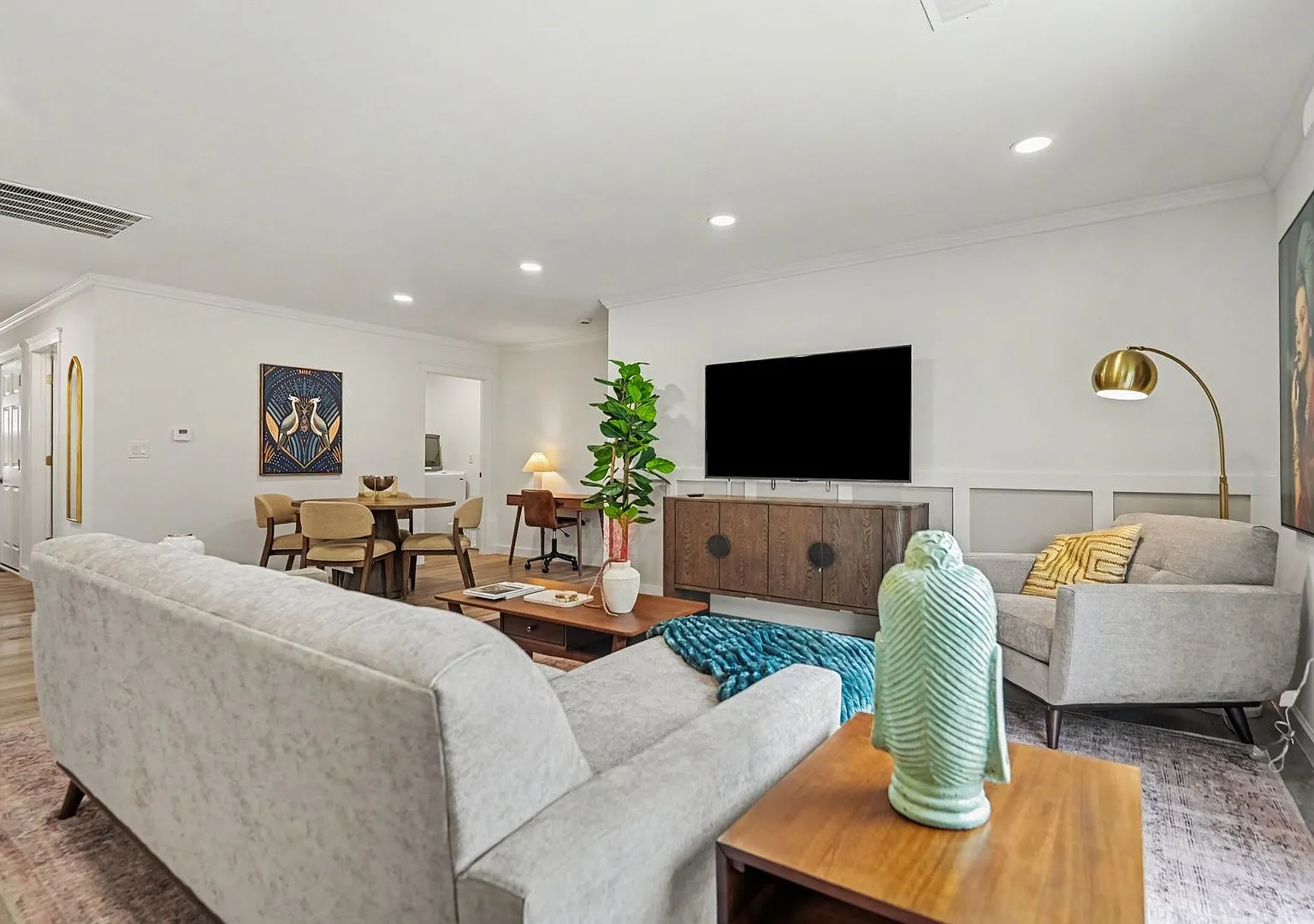 Stylish 4BR Getaway in Quiet Dayton Suburb — Photo 2