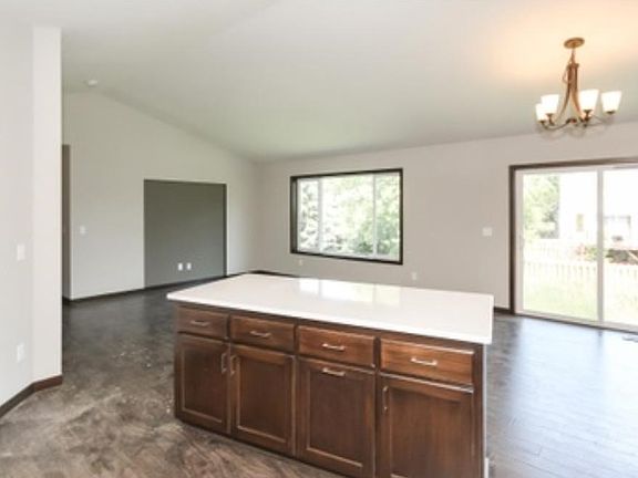 Look at this nice center island, perfect for entertaining or the family lunch!