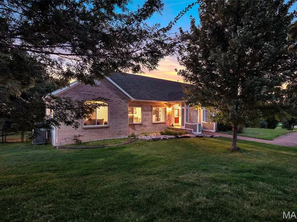 5541 Blackberry Ln, Washington, MO 63090