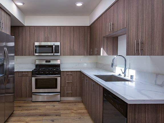 5th image of 5229 Willowcrest Ave #406-302