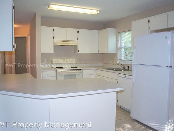 4th image of 11 Whirlaway Dr