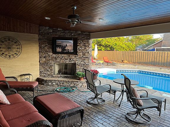 Covered patio with FP       