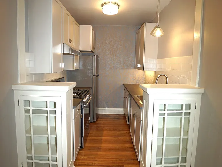 2338 Marshall Apartments — Photo 15