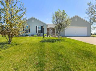 W1960 Summer Hill Dr, Helenville, WI 53137