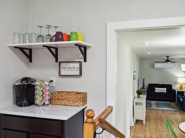 1104 Dickson Ave — Photo 6