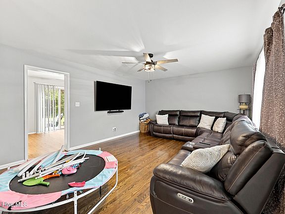 4th image of 1700 Crescent Drive