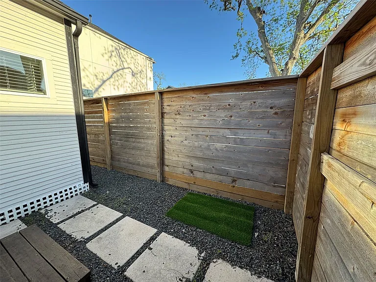1033 Adele St — Photo 16