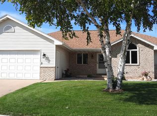 420 Appletree Ln, Little Chute, WI 54140