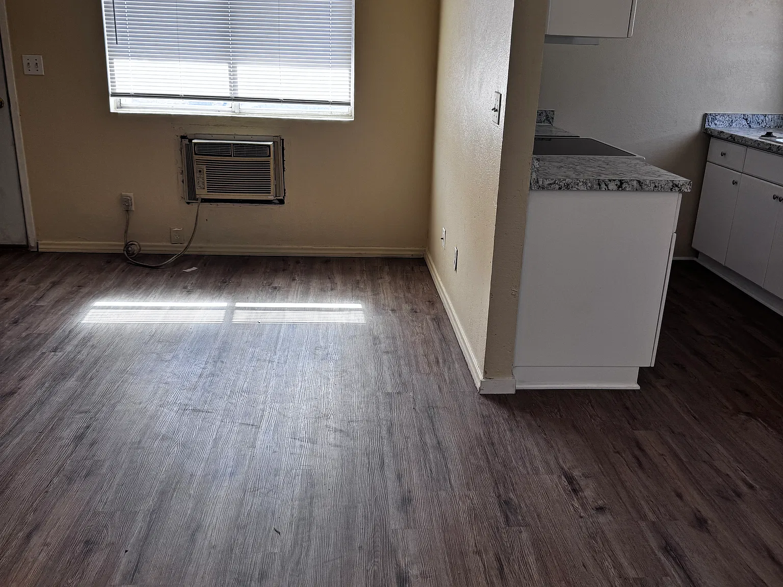 1015/1017 Grand Ave. Apt 1. on 2nd floor. — Photo 3