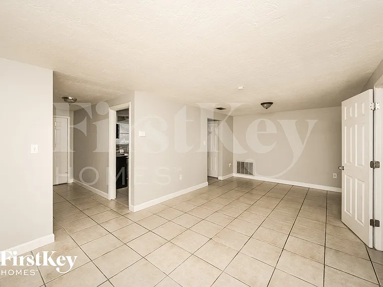 8215 Winthrop Dr — Photo 2