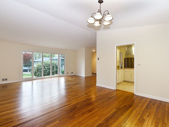 3rd image of 11 Meadowview Dr