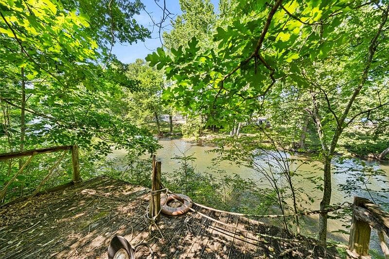 2nd image of 119 River Rd N