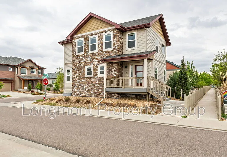 1303 S Oak Ct — Photo 1