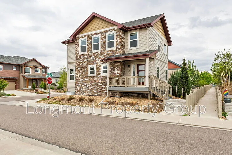 1303 S Oak Ct
