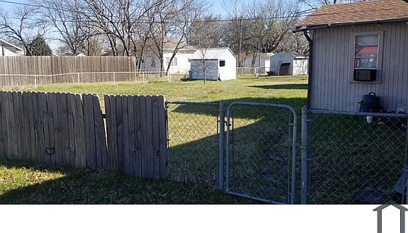 5th image of 304 E Milam St